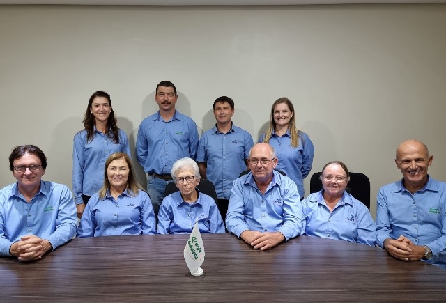 Dona Werna entre as três gerações da família que comandam a Granja Pinheiros